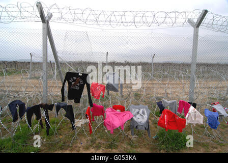 Flüchtlingslager in Idomeni. Kleidung zum Trocknen auf den Stacheldraht, der die griechische Grenze aus der Republik Macedoni trennt löschte Stockfoto