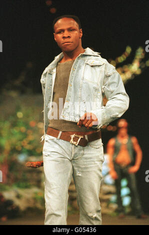 Chris Eubank auf dem Laufsteg Modelle Vivienne Westwood SECC Glasgow im Jahr 1999 Stockfoto