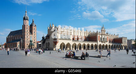 Marktplatz mit den Tuchhallen in Krakau Stockfoto