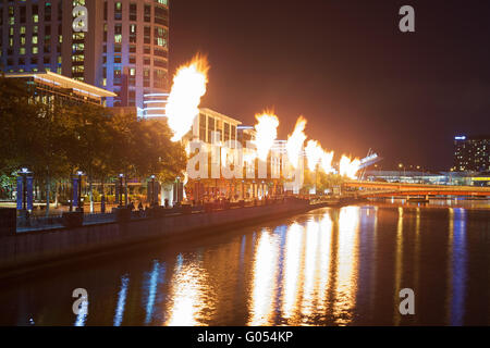 Melbourne CBD - 16. April 2016: Crown Casino berühmten Feuershow - leistungsfähige helle Flammen aussenden von industriellen Strukturen Reflecti Stockfoto