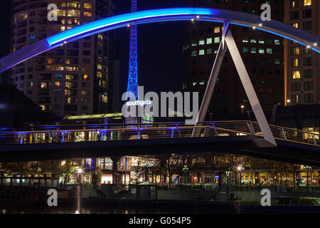 Melbourne CBD - 16. April 2016: Southbank Fußgängerbrücke und Melbourne Arts Centre tower Closeup in der Nacht. Stockfoto