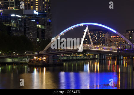 Melbourne CBD - 16. April 2016: Southbank Fußgängerbrücke über den Yarra River Closeup in der Nacht. Stockfoto