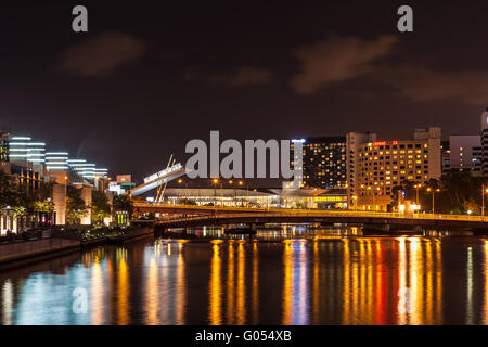 Melbourne CBD - 16. April 2016: Nightscape mit Melbourne Exibition Centre Zeichen und Lichtreflexionen im Yarra River Stockfoto