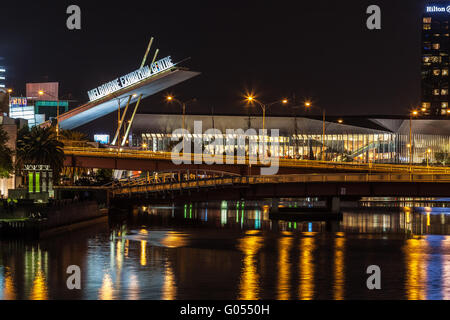 Melbourne CBD - 16. April 2016: Nightscape Nahaufnahme von Melbourne Exhibition Centre Zeichen Stockfoto