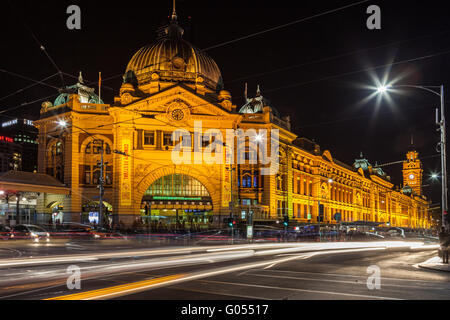 Melbourne CBD - 16. April 2016: Flinders Street station in der Nacht mit Licht wegen der vorbeifahrende Autos Stockfoto