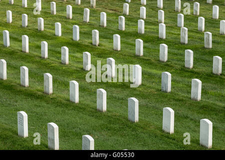 Reihen von weißen Grabsteine Kennzeichnung Gräber in den nationalen Friedhof von Arlington, in der Nähe von Washington DC. Stockfoto