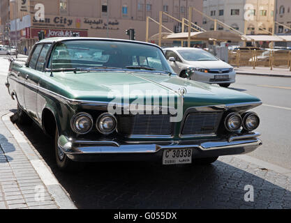 50er Jahre Imperial Limousine parkten außerhalb der Arabian Courtyard Hotel & Spa in Dubai Stockfoto