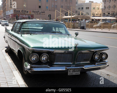 50er Jahre Imperial Limousine parkten außerhalb der Arabian Courtyard Hotel & Spa in Dubai Stockfoto