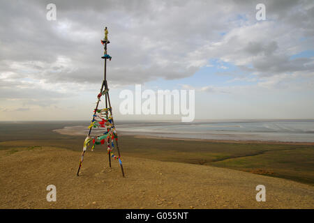 Triangulation markieren mit buddhistischen Gebetsfahnen auf dem Gipfel eines Berges Stockfoto