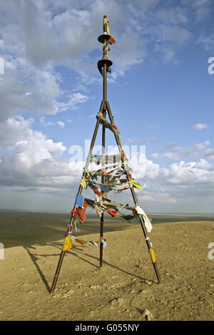 Triangulation markieren mit buddhistischen Gebetsfahnen auf dem Gipfel eines Berges Stockfoto