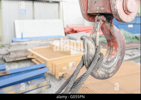 Eine Nahaufnahme des Hakens auf einem Kran. Stockfoto