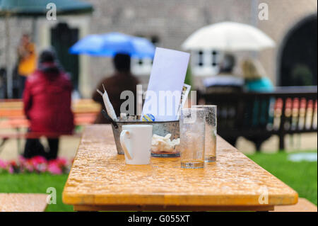 Tisch mit Brille und eine Tasse Kaffee steht in t Stockfoto