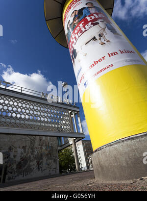 Litfaßsäule vor den aufgeführten Cafe Moskau ich Stockfoto