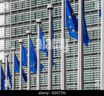 EU-Flaggen vor Berlaymont-Gebäude Stockfoto