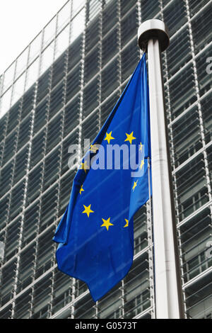 EU-Flagge vor dem Berlaymont-Gebäude Stockfoto
