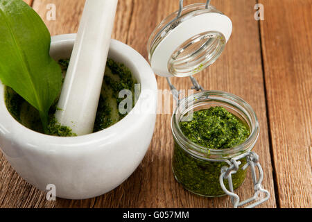 Hausgemachte Bärlauch-Pesto mit frischen Zutaten Stockfoto