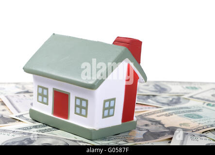 Spielzeug-Haus für Dollar-Banknoten als Hintergrund Stockfoto