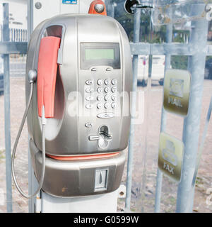 Alten öffentlicher Münzfernsprecher, nicht mehr in Betrieb. Stockfoto