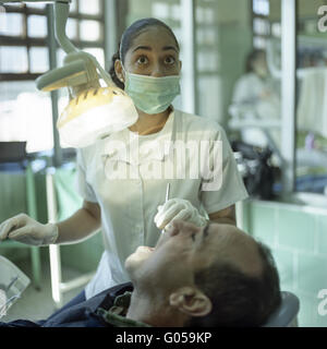 Latina-Zahnarzthelferin und patient Stockfoto