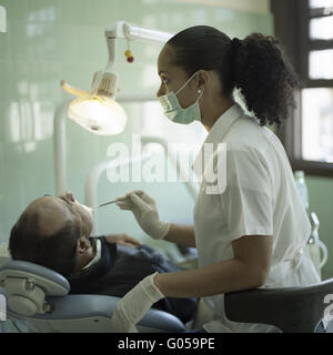 Latina-Zahnarzthelferin und patient Stockfoto