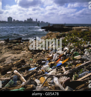 Erstickt an Hausmüll Stockfoto