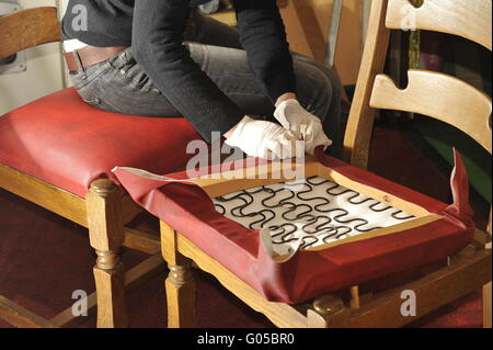 Frau einen Küchenhocker Polsterung. Stockfoto