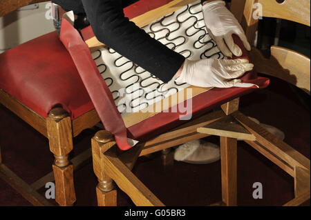 Frau einen Küchenhocker Polsterung. Stockfoto