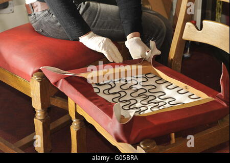 Frau einen Küchenhocker Polsterung. Stockfoto