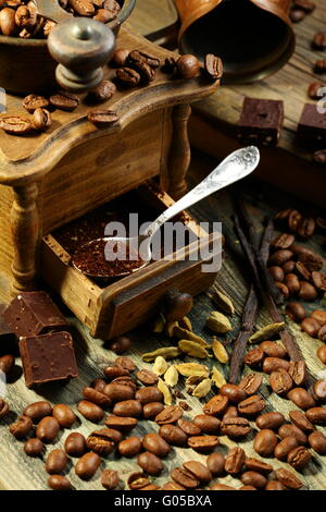 Gemahlenen Kaffee in einer alten Mühle, Schokolade und Kardamom. Stockfoto