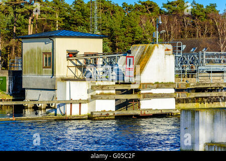 Falsterbo, Schweden - 11. April 2016: Schleuse Maschinenraum am Falsterbo Kanal. Die Schleuse ist ferngesteuert. Die hölzernen Bui Stockfoto