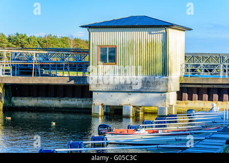 Falsterbo, Schweden - 11. April 2016: Schleuse Maschinenraum am Falsterbo Kanal. Die Schleuse ist ferngesteuert. Die hölzernen Bui Stockfoto