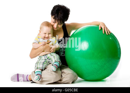 süße kleine Baby mit Fitness-Ball auf eine weiße Rückseite Stockfoto