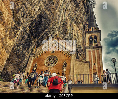 Heiligtum der Muttergottes von der Krone, der Kirche in den Berg gehauen Stockfoto