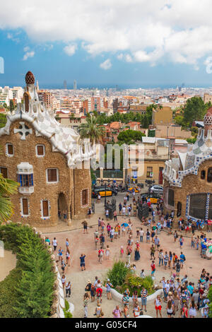 Park Güell auf Sommertag mit Touristen gefüllt. Stockfoto