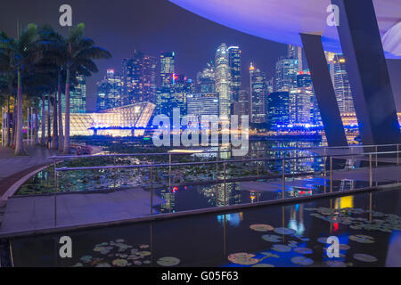Innenstadt von zentralen Bankenviertel nachts gesehen von Kunst und Wissenschaft Museum, Singapur Stockfoto