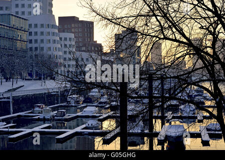 Sonnenuntergang im Winter Düsseldorf MedienHafen mit Ge Stockfoto