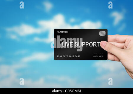 Hand-picking Livesupport Platin Karte auf Unschärfe Hintergrund Stockfoto