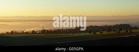 Blick auf den Ausläufern der Alpen im Nebel Nebel Stockfoto