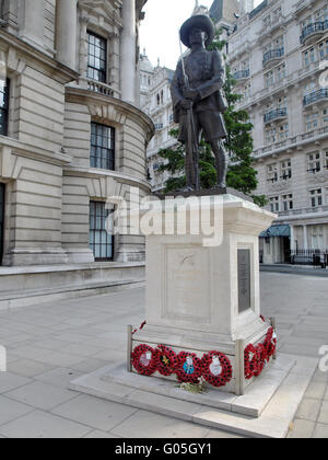 Die Statue befindet sich außerhalb des Verteidigungsministeriums in Whitehall. Stockfoto