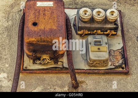 Elektrotechnische Industrie Archäologie - old elektrisches Licht-Schalter und Schalttafel mit Ventilen und Sicherungen Stockfoto