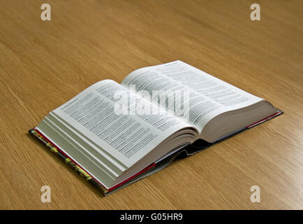 Nachschlagewerk Wörterbuch mit Seiten zu öffnen, als Symbol für lernen Stockfoto