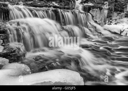 Vasaristi Kaskade von Vorfrühling im Lahemaa Nationalpark, Estland. Langzeitbelichtung, monochromes Bild Stockfoto