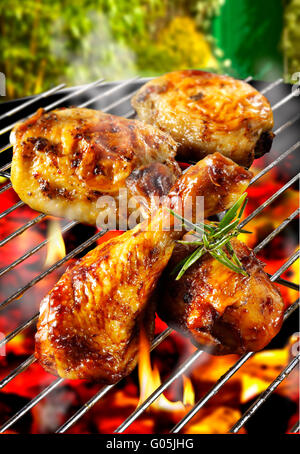 Grill, BBQ, Hähnchenschenkel & Oberschenkel Kochen auf dem Grill mit halten brennende Holzkohle Stockfoto