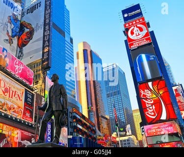 New York, USA - 26. April 2015: Statue von George Cohan auf LED an der 7th Avenue und Broadway in Midtown Manhattan, New York, USA. Es ist eine kommerzielle Schnittstelle zwischen Broadway und 7th Avenue Stockfoto