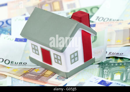 Spielzeug-Haus für Euro-Banknoten als Hintergrund Stockfoto
