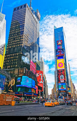 New York, USA - 26. April 2015: Wolkenkratzer und Touristen auf dem Times Square am Broadway und 7th Avenue in Midtown Manhattan in New Stockfoto