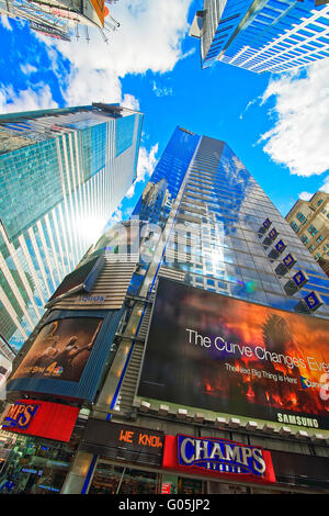 New York, USA - 24. April 2015: Bottom-up-Blick auf die Wolkenkratzer auf dem Times Square, Midtown Manhattan in New York, USA. Stockfoto