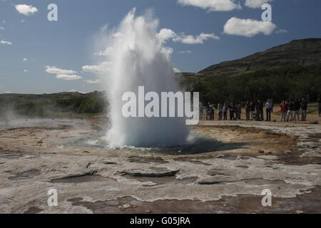 Strokkur, einer der bekanntesten Geysire. Geysir geothermische Gebiet Stockfoto