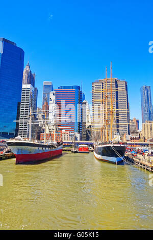 Schiffe im Hafen von South Street Seaport am East River. Lower Manhattan von New York, USA, auf Hintergrund. Pier 17. Stockfoto