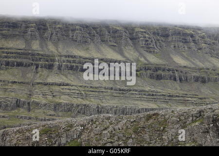 Vulkanische Felsformationen auf die Brühe der Berufjörður. Suður Múlasýsla Stockfoto